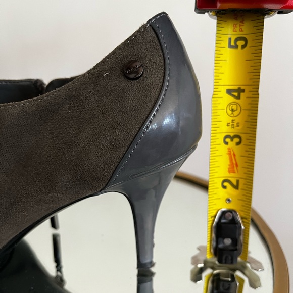 GREY SUEDE AND PATENT LEATHER SHOOTIES - Picture 8 of 9